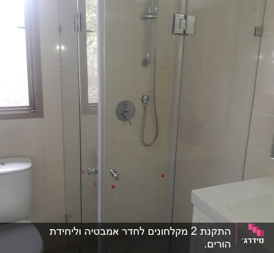 מקלחון זכוכית עם ראש מקלחת וכפתורי שליטה
